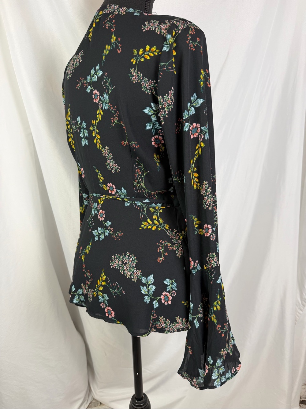 Who What Wear Black Floral Ruffle Wrap Blouse XS | Bell Sleeve Romantic Boho Top - Picture 9 of 13